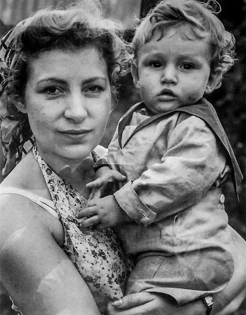 With mother Zoya Boguslavskaya Personal archive of Leonid Boguslavsky
