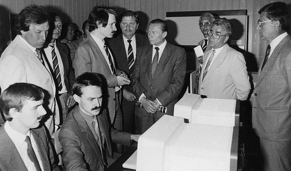 With employees of the Institute of Control Sciences of the USSR Academy of Sciences during the demonstration of network software to Czech customers, Prague, 1987 Personal archive of Leonid Boguslavsky