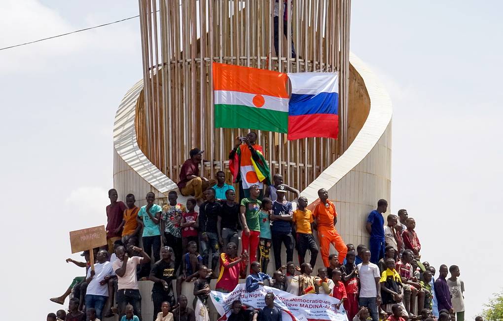 Protesters display the flags of Niger and Russia during a protest in Niamey EPA-EFE/ISSIFOU DJIBO
